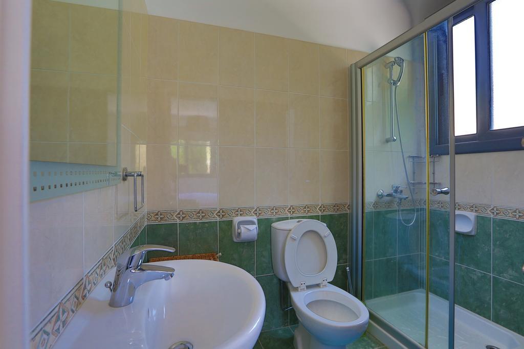 Villa Infinite Blu Paphos ภายนอก รูปภาพ