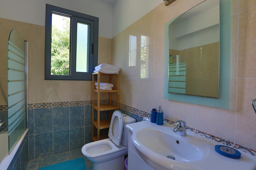 Villa Infinite Blu Paphos ภายนอก รูปภาพ